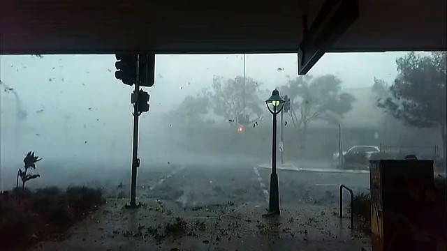 比起万里晴空，更喜欢一场末日般的暴风雨