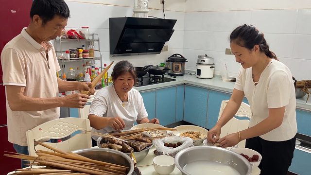 粽叶飘香迎端午，一家人围在厨房包粽子，出锅软糯香甜真好吃