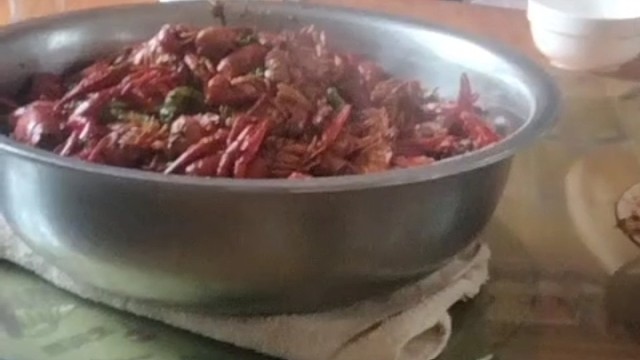 别人吃虾以份为准，我们吃虾以盆为准