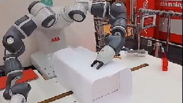 捏着兰花指打包装的机器人