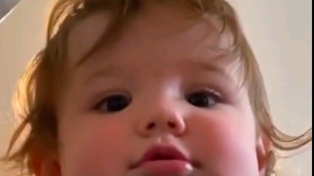 外国萌娃爸爸上厕所听到敲门伸出手机拍到小可爱-