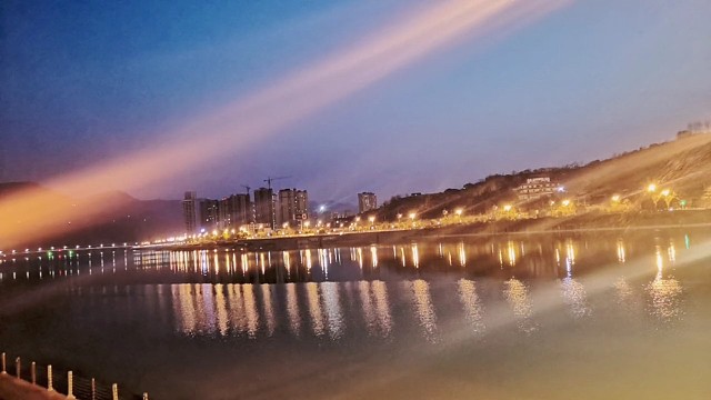 人们谈论着自由话里全是枷锁