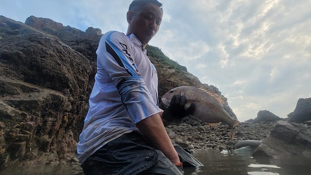 挑战一年前失败两次的水坑，小明用怪异绝招抓到成群的值钱大货