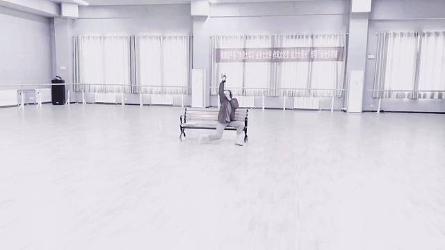 现在的你，一如既往的厌恶当下的生活，所有的事情，脉络发展，情节结尾，猜忌想法，全都烂在心底……