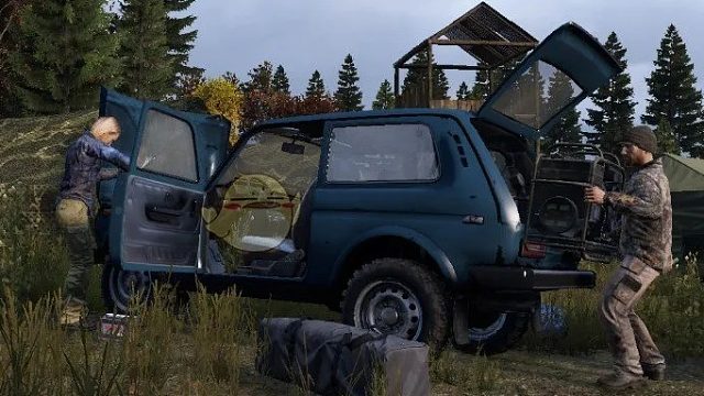 车子坠河报废，前去救援