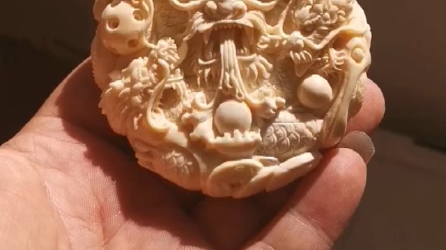 手工雕刻龙牌。猛犸牙雕刻
