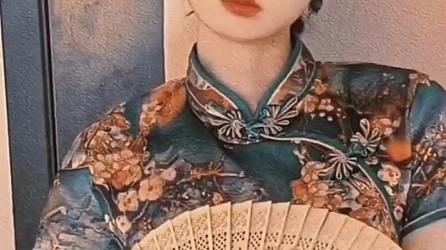 我没有夜上海的霓虹灯，只有漂亮的旗袍一件件