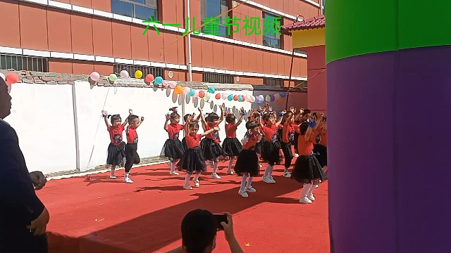 小娃娃跳舞好看吗？？？