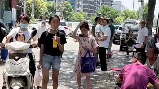 有羽毛挺好看，到换羽季一身秃。