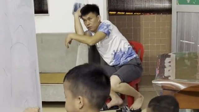 4个儿子吵闹一整天后，爸爸边看娃边深呼吸。