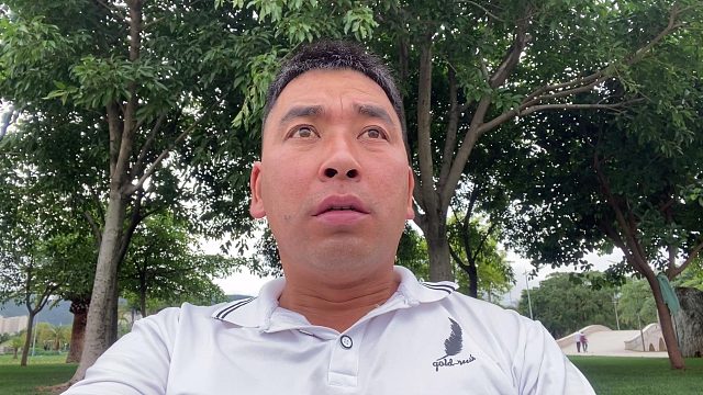 带5岁儿子沙滩边玩，父亲在草坪上睡着，醒来后却发现有意外惊喜