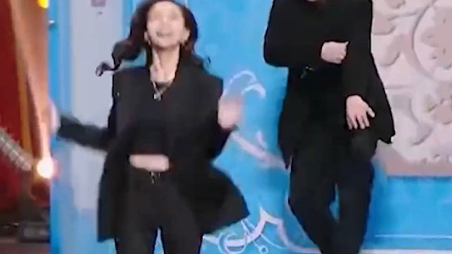 沈老师一不小心Q了一下哈哈