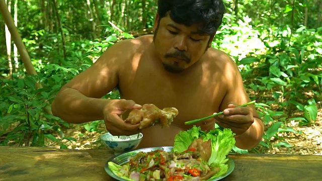 山里的猪蹄真肥，清蒸配酸辣酱，大口咬真过瘾