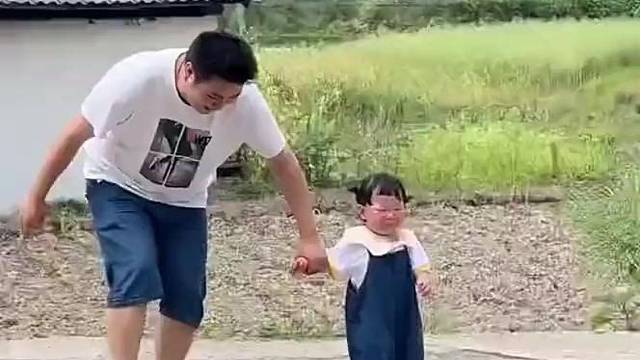 哪位大哥可以把手叉兜弄成表情包，太可爱了