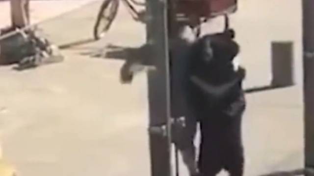 他们在商量晚上去偷袈裟吗？