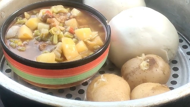 22619（晚）中午剩菜一热加俩馒头和仨土豆，一个人吃剩的米饭，俩人菜泡馍，简简单单又一餐。
