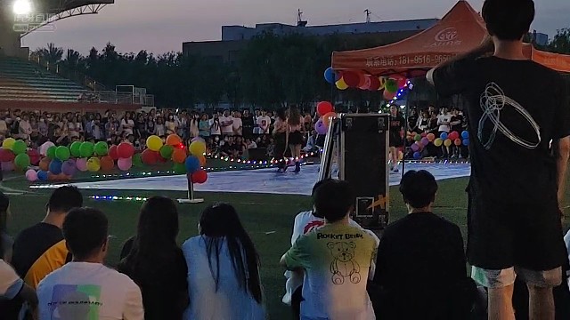 疫情下大学生操场活动