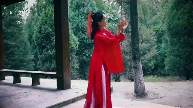 一袭红衣起舞！