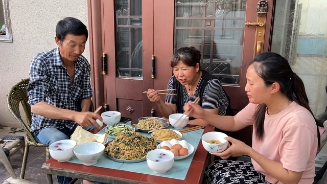 水烙馍还能炒着吃？今天媳妇尝试着炒一锅，公婆尝尝直说真好吃