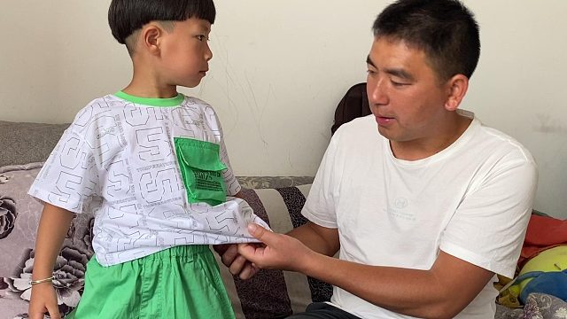 收到粉丝给我儿子买的衣服，太谢谢你们了，我儿子穿着特别帅气