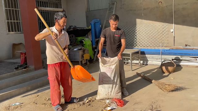 院子里实在太乱了，今天父子俩全部整理一下，看着干净又宽敞