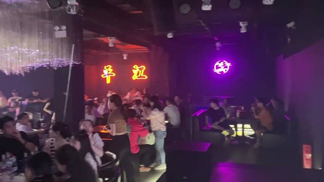 驻唱的时候氛围满满