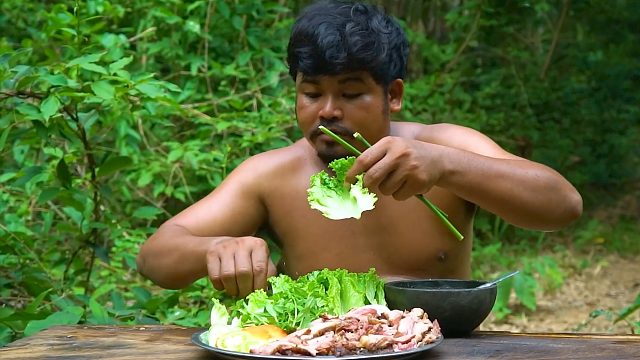 山里的牛肉真嫩，切一块烤熟配酸辣酱，口感真高级
