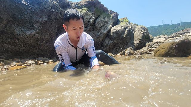 阿峰突然生病缺席，小明跳进水中生擒生猛大货给阿峰补身体，太猛了