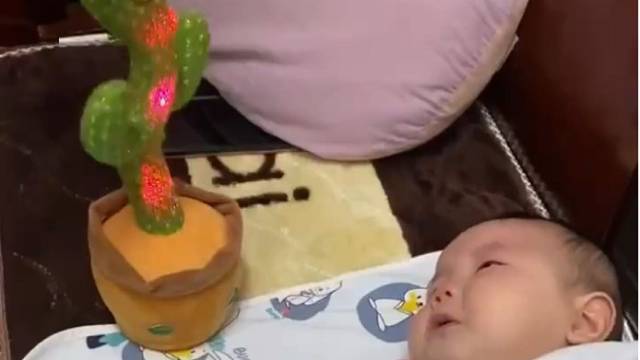 小孩：你自己不会哭吗？