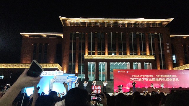 我们在夏天相遇，在夏天分别，奔赴下一个美好的夏天