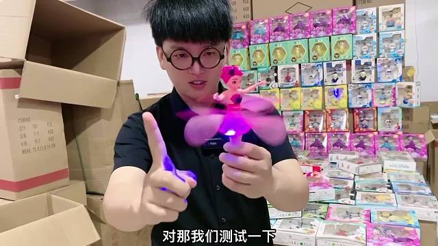 神奇的飞行玩具太火了，暑假锻炼培养孩子摆摊你觉得怎么样？