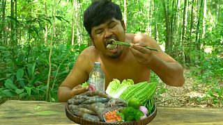 柬埔寨的虾真肥，抓几只配酸辣酱，一口一只真过瘾