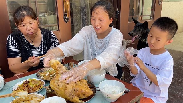 媳妇在家做荷叶鸡，婆婆用地锅蒸两个小时，上桌手撕鸡肉真解馋