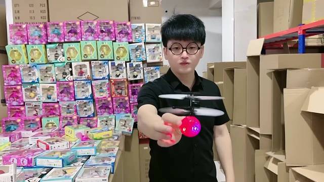 神奇的飞行玩具太火了，暑假锻炼培养孩子摆摊你觉得怎么样？