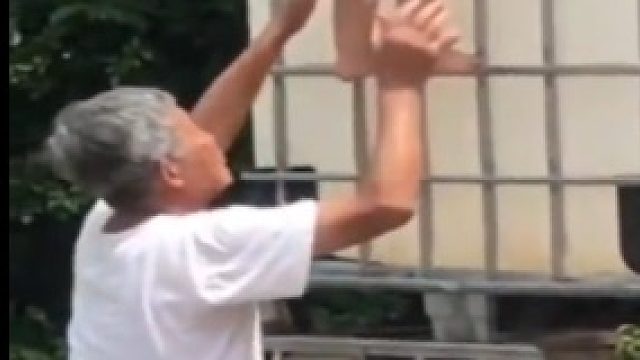 有爱的爷爷，等孩子安全后再教育