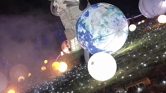 夜里无人点燃烟，一吸一吐夜难眠。生活困顿几十载，富贵到头靠老天，烟到尽头全是灰，人到困境，无人陪