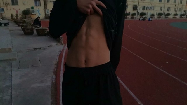 喜欢这么漫无目的地的游走在半夜无人的路口，然后放空自己