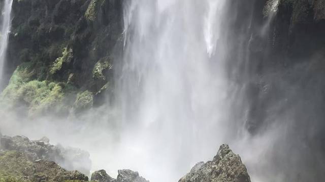 飞流直下三千尺疑是银河落九天