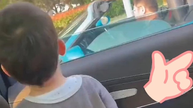 男子开敞篷车，被小朋友问“叔叔，你的车没有盖呀”