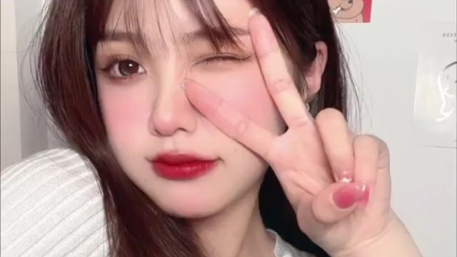 哎呀呀。天气这么热。哥哥能不能给我买冰淇淋呐。