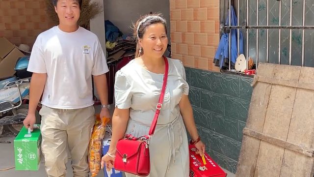 妞妞怀二胎老妈拿礼去看望，还和亲戚提起尴尬事，小伙急的要回家