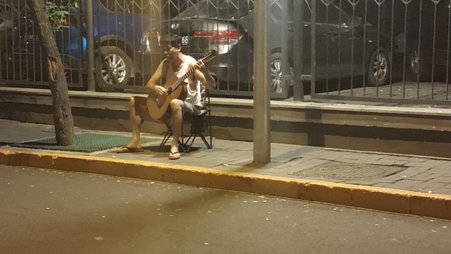 吃饭回来有个大爷在弹吉他