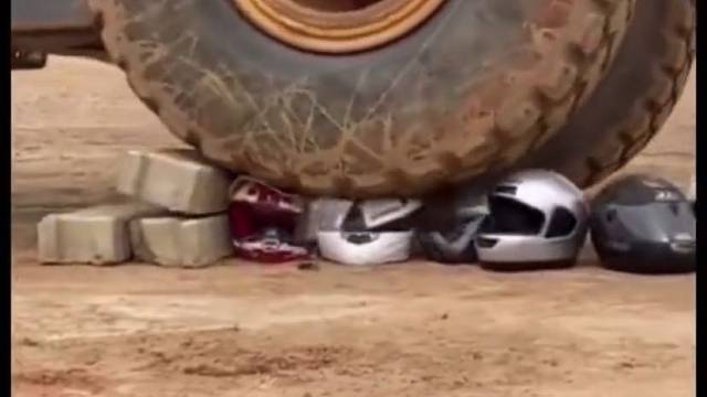 明白了，绑三块砖在头上最安全