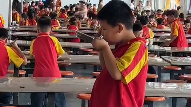 他的一系列行为告诉我，他过得很幸福也很知足