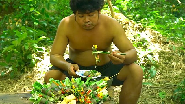 山里的毛肚真肥，切开卷蔬菜，放嘴里味真鲜