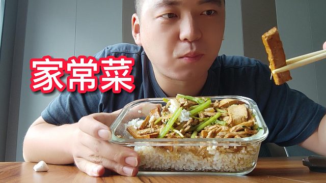 做个简单的家常菜 却让帅小伙发现自己的嘴大 不知道是喜是忧