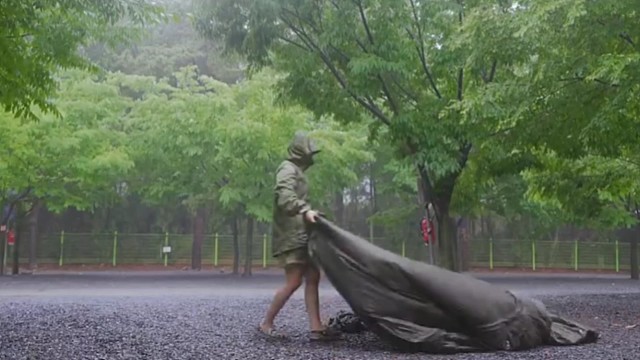 露营一个人在雨天，搭帐篷享受生活