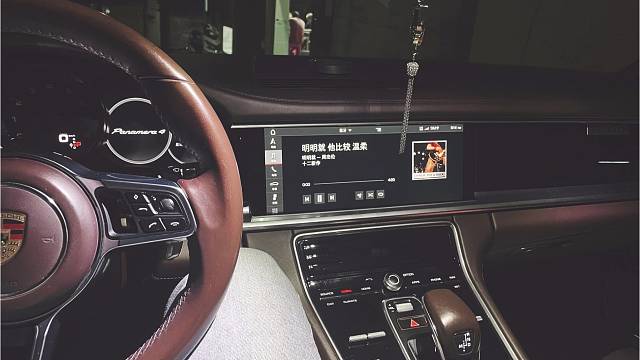 明明就不习惯牵手