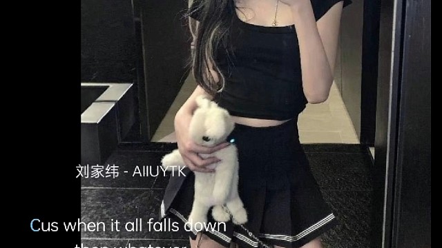 站在记忆的旅途，年华的来路与去路，遥望一段国度。