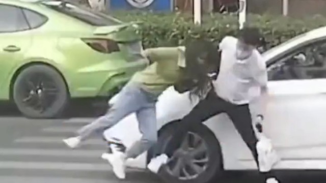 顶级操作，撞完人就想跑。